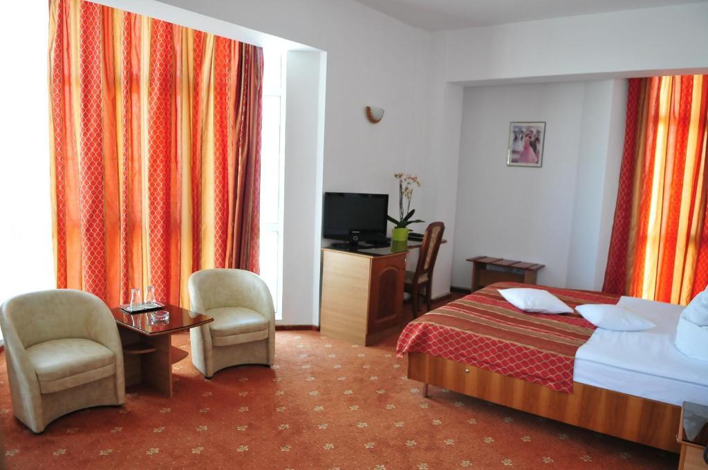 Hotel Emma Est Craiova Exterior photo