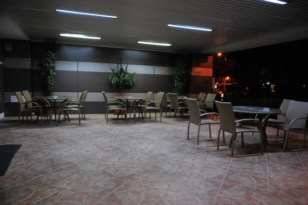 Hotel Emma Est Craiova Exterior photo